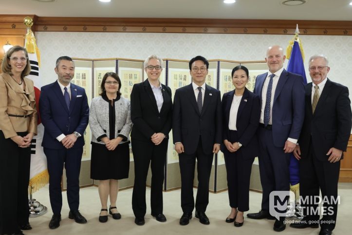 김민석 국무총리가 27일 세종대로 정부서울청사에서 티나 코텍 美 오리건 주지사를 접견, 인사 및 환담을 나누고 있다.