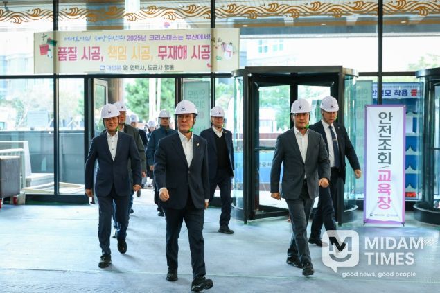 김민석 국무총리가 28일 해양수산부가 이전할 부산 동구 IM빌딩을 방문, 준비상황을 점검하고 있다.