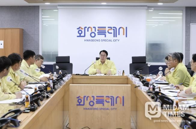 정명근 화성특례시장이 지난 7월 시청 재난안전상황실에서 폭염 대비 긴급 대책회의를 주재하고 있다