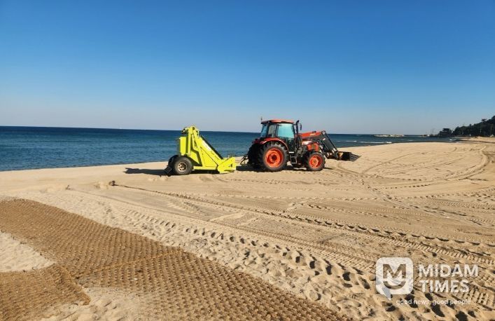 영덕군이 국제H웰니스페스타 행사 장소를 비치 클리너를 활용해 정비하고 있다.