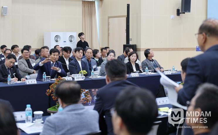 이상익 함평군수가 정책비전 투어에서 연설하는 모습