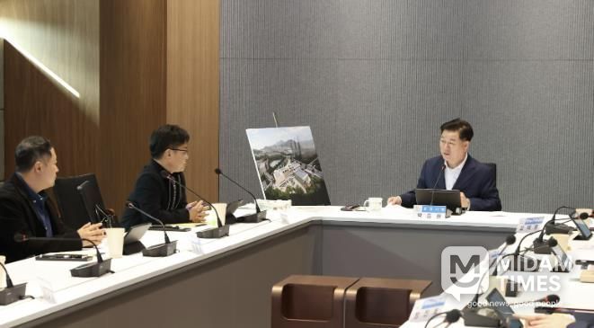 박승원 광명시장이 29일 시청 컨퍼런스룸에서 열린 ‘일직동 문화예술복합센터 및 공공도서관 건립공사 기본 및 실시설계 용역’ 최종보고회에 참석해 발언하고 있다.