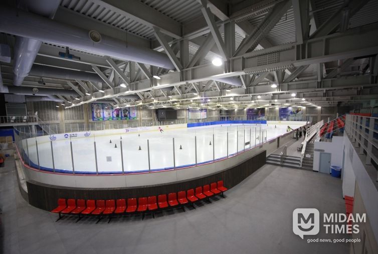 김해시민스포츠센터 빙상장 사진