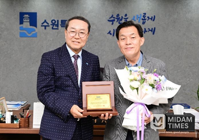 이재준 수원시장(오른쪽), 경기도사회복지협의회 강기태 회장이 함께하고 있다.