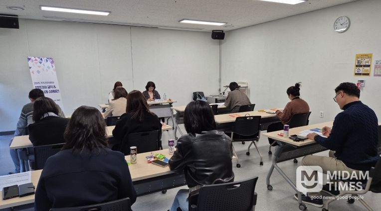 밀양시가족센터가 29일 상상어울림센터에서 하반기 공개상담사례 발표회 및 수퍼비전·역량강화 교육을 진행했다.