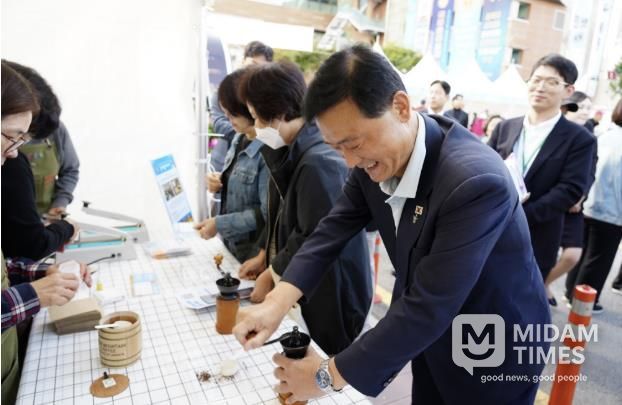 이승로 성북구청장이 구민들과 함께 온:마을 페스타 축제를 즐기고 있다