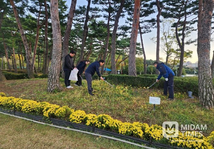 지난 28일 한전엠씨에스주식회사 순천지점 관계자들이 조례호수공원에서 환경정화활동을 하고 있다