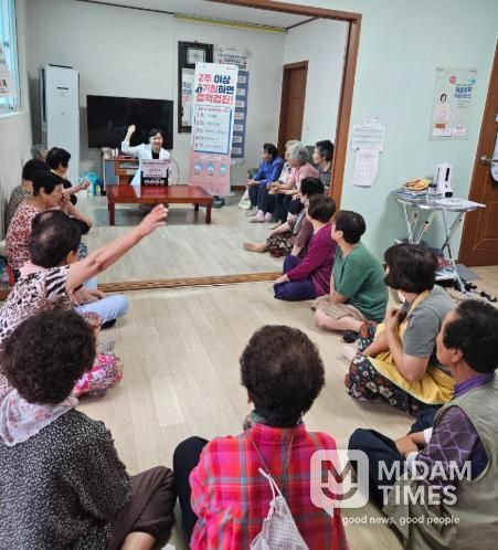 울진군은 지역사회 결핵 퇴치를 위해 관내 각 읍·면의 마을회관, 다중이용시설을 직접 찾아가 결핵 예방 교육을 실시했다