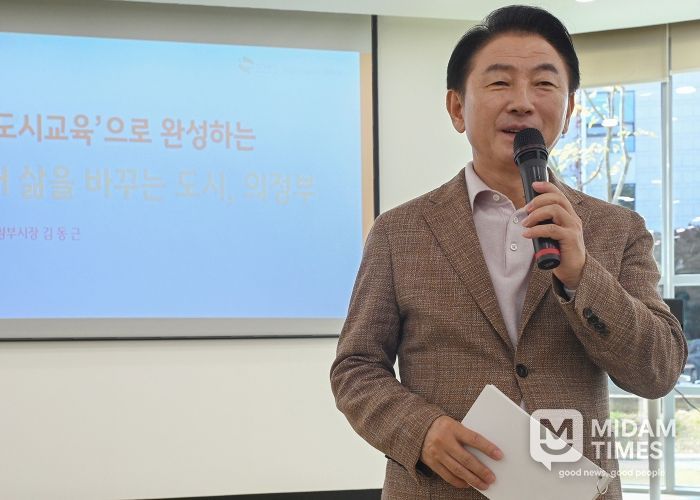 김동근 시장이 10월 30일 ‘2025년 평생교육 관계자 네트워크 워크숍’에서 특별강연을 하고 있다.