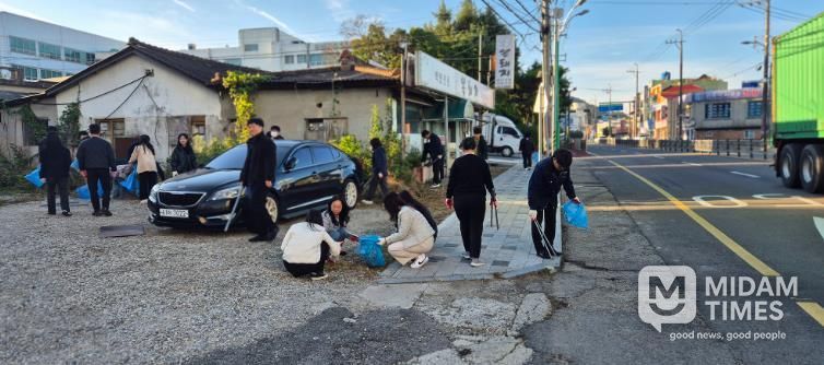 30일 아침 청사 주변을 청소하고 있는 무안군 공직자들