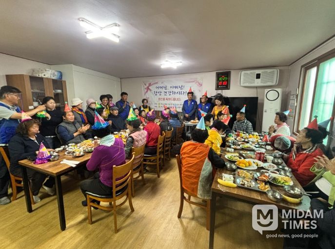 바르게살기 여성회, 어르신 생신상 차려드리기