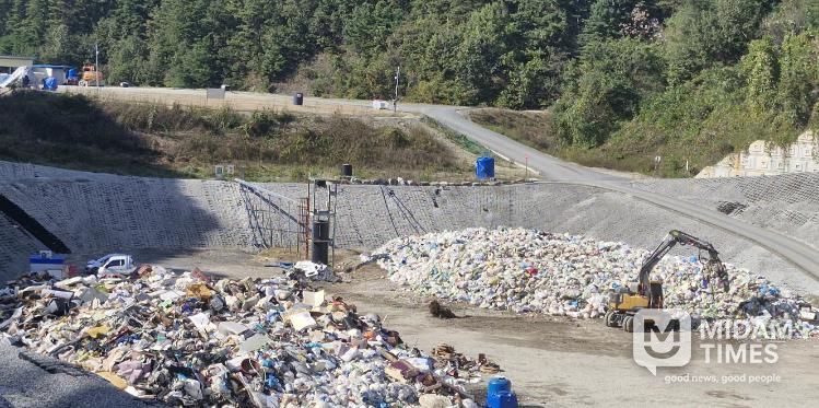 추부면 위생매립장에 쌓인 생활쓰레기들