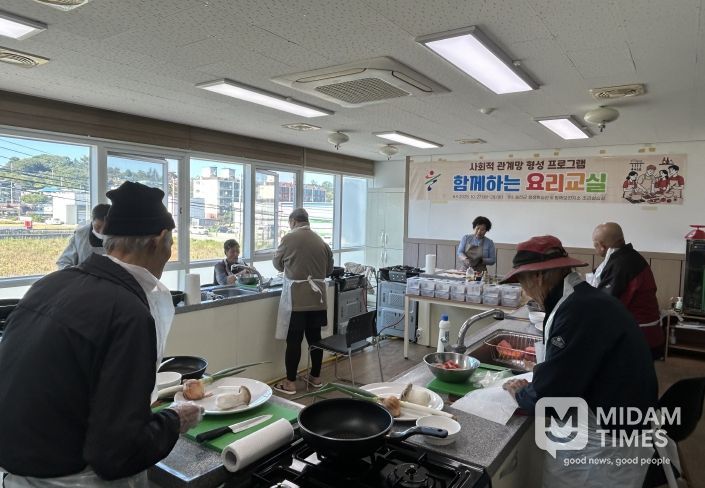 울진군은 고독사 예방 사업 대상자를 대상으로 사회적 관계망 형성 프로그램 ‘함께하는 요리 교실’을 성공적으로 마무리 했다