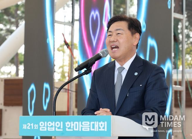 31일 군산시 새만금 비응공원에서 도내 임업인들의 화합과 소통을 위한 ‘제21회 임업인 한마음대회’에 참석한 김관영 전북특별자치도지사는 ‘새로운 전북, 특별한 기회’가 산림에서부터 시작될 수 있도록 최선을 다하겠다”고 말하고 있다.