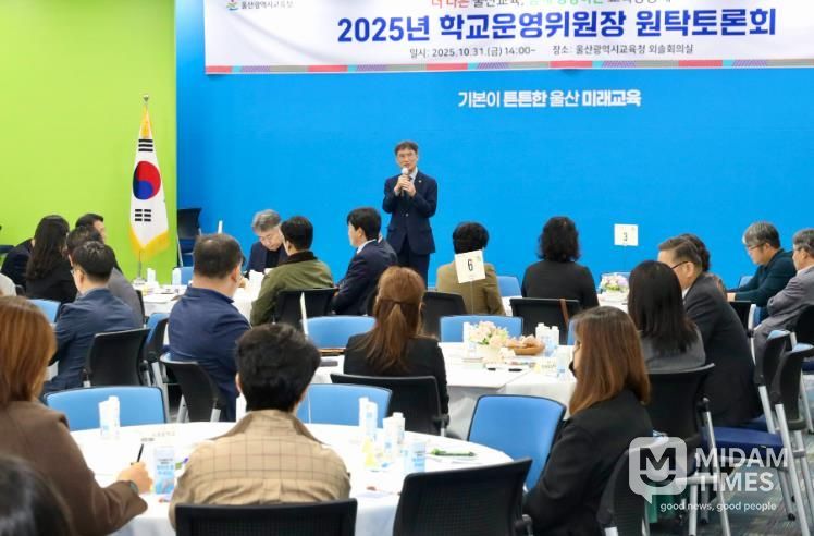 31일 외솔회의실에서 학교운영위원장 대상으로 천창수교육감이 인사말씀을 하고있다