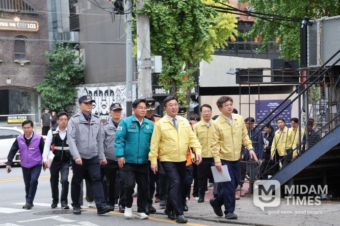 홍대 일대 안전 관리 실태를 점검하는 윤호중 행정안전부 장관과 박강수 마포구청장