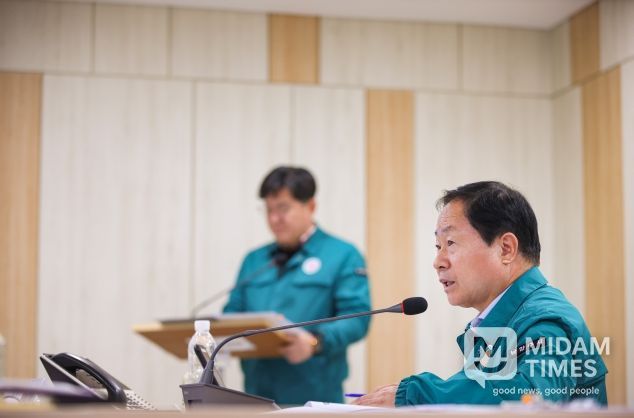 주광덕 시장이 재난상황실 토론훈련 현장을 지휘하고 있다.