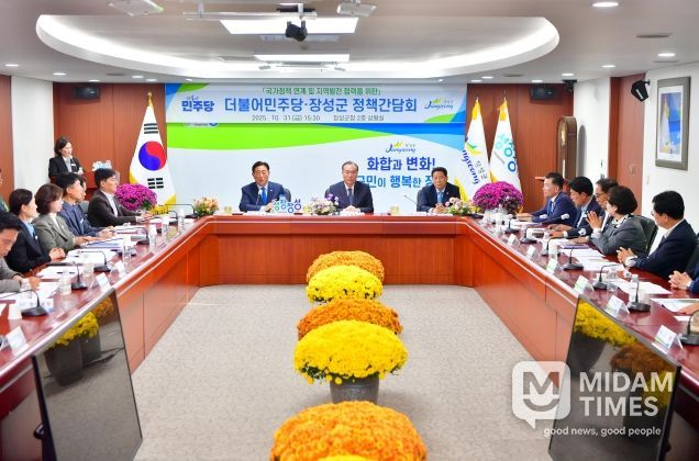 31일 열린 장성군-더불어민주당 정책간담회 현장. 중앙 좌측부터 김한종 장성군수, 이개호 국회의원, 심민섭 장성군의회 의장