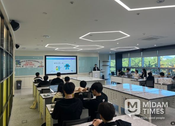 울산 영재학급 학생들이 1일 울산과학관에서 로봇과학 영역 탐구 연구성과물을 발표하고 있다