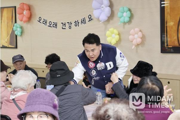 오언석 도봉구청장이 2025년 창4동 경로잔치를 찾아 어르신들과 인사를 나누고 있다
