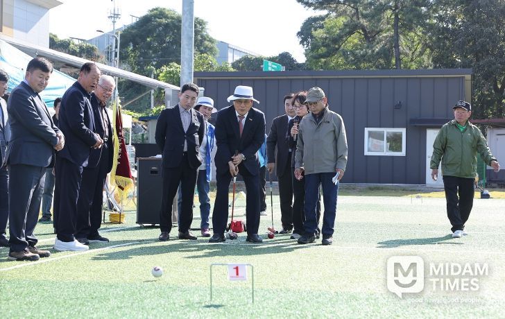 31일 이상익 함평군수가 게이트볼대회에서 축사를 하는 모습, 게이트볼 시타 모습