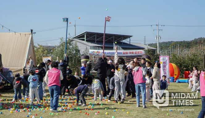 지난 1일 고경면 아이니농원에서 열린 ‘제4회 금쪽이와 함께하는 감성 힐링 팜크닉’ 참여 가족들 모습