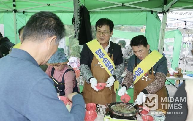 이상익 함평군수가 한우 소비 촉진 시식회에서 직접 고기를 구우며 관광객에게 나눠주는 모습