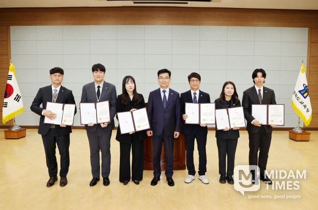 충북교육청, 친절교직원·민원만족도 우수 부서 및 직원 표창