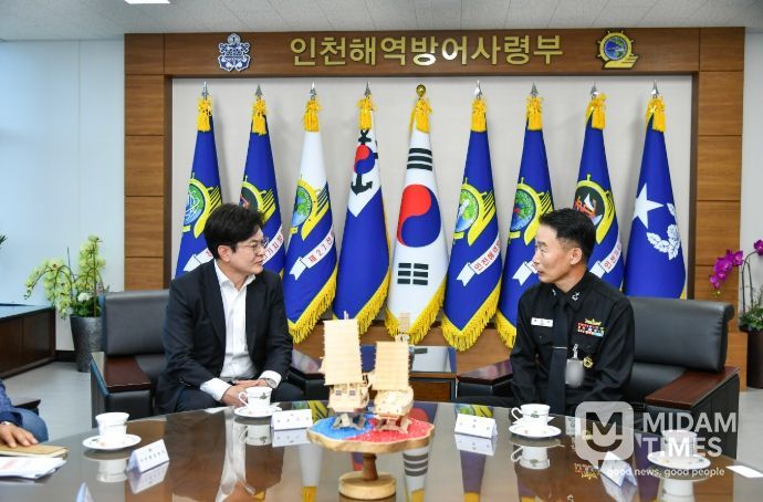 김병수 김포시장이 31일 대한민국 해군 김포함을 방문해 김포함과 김포시의 협력 강화 방안을 논의했다.