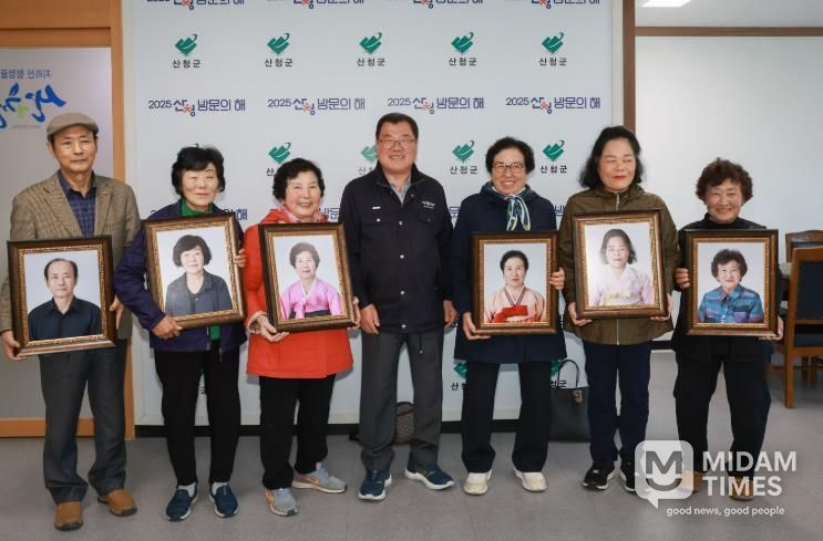 산청군, 어르신 자원봉사자 장수사진 전달