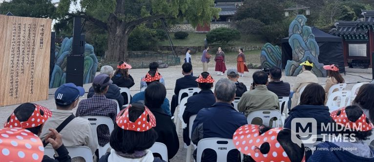 임고서원 은행나무 앞 야외마당에서 ‘나그네 마음을 담다’ 창작 마당극 공연이 펼쳐지고 있다.