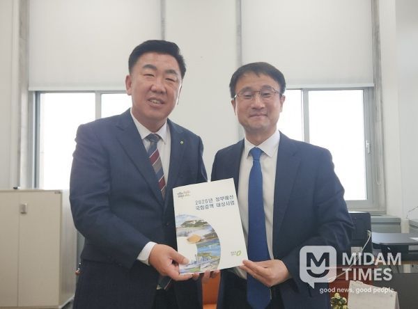 이범석 청주시장, 국비 확보 위해 국회서 막바지 총력. 사진(왼쪽부터 이범석 시장, 한병도 예산결산특별위원회 위원장)