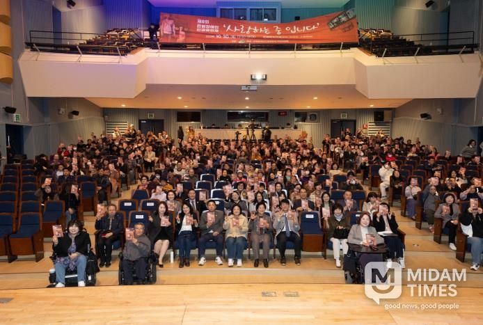 제8회 은평장애인인권영화제를 관람하고 있는 관객들