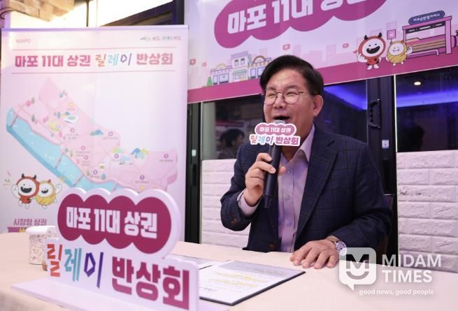 박강수 마포구청장이 합정 하늘길 상권 상인의 질의에 답변을 하고 있다.