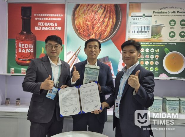 충주시, 중국 신위시와 우호교류 협약 체결(광저우 수출입상품 교역회에서 수출계약 사진-왼쪽부터(주)코어그린 강민규 상무, 조길형 충주시장, 관계자)