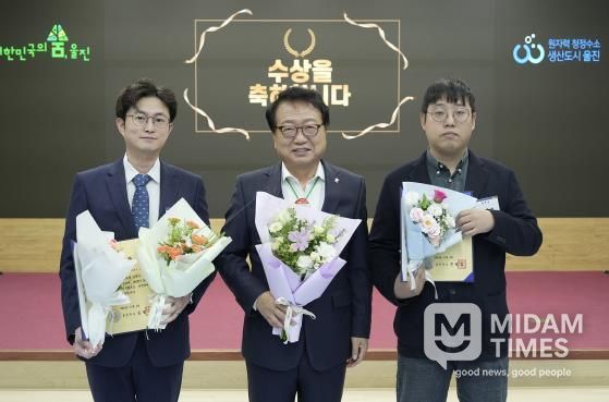 왼쪽 죽변면 김민수 주무관, 오른쪽 평해읍 김상엽 주무관