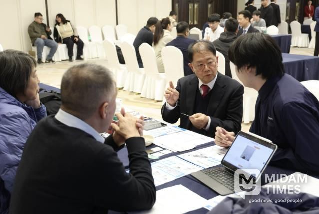 3일 열린 ‘부천시-하얼빈시 기업 수출상담회’에서 관내 기업과 하얼빈 현지 에이전시가 1:1 비즈니스 상담을 진행하고 있다.