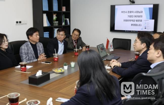 조용익 부천시장(윗줄 왼쪽 두번째)가 하얼빈 코트라무역관을 방문해 관내 기업 판로 개척에 대해 논의하고 있다.