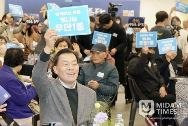 이재준 수원시장이 우만1동 주민들과 함께하며 활짝 웃고 있다.