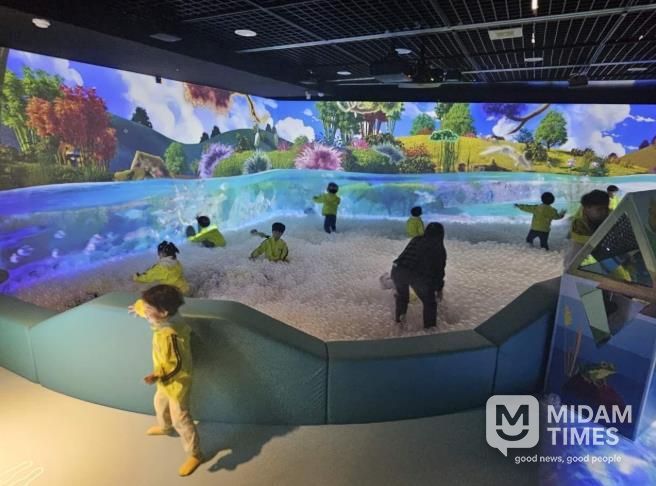 태화강생태관, 미디어아트 신규 전시공간 ‘물빛놀이터’ 인기