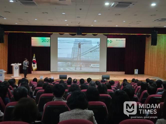 울산교육청은 4일 울산과학관 빅뱅홀에서 안전관리자 대상으로 '중대재해 예방 이해와 역량강화' 연수를 열었다