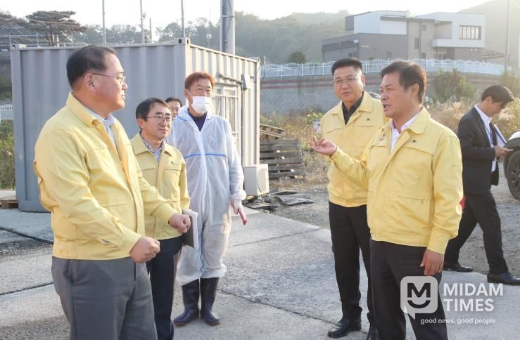 “AI 확산 원천 차단”…이학수 시장·김종훈 경제부지사, 정읍 거점소독시설 점검