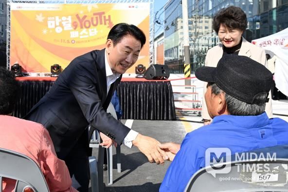 김동근 시장이 11월 5일 ‘망월, YOUTH페스타’ 행사 현장에서 시민들과 소통하고 있다.