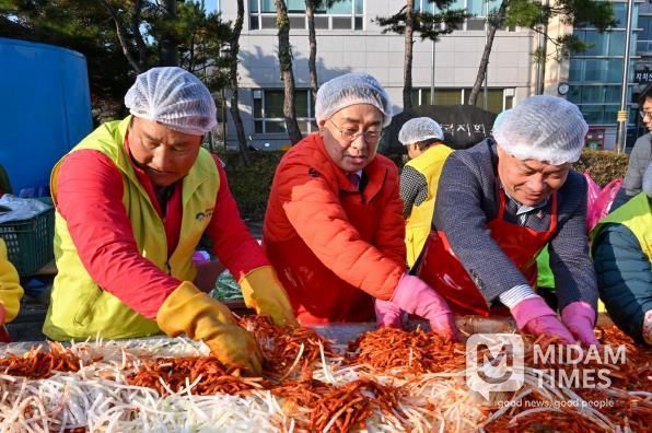 양평군 양동면 지역사회보장협의체, '동절기 김장 나눔'으로 지역의 온기 전달