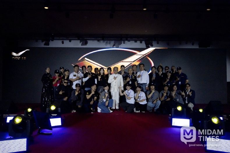 앤디박 의장과 주최인 그랜디엔터테인먼트외 전 스텝진 사진촬영