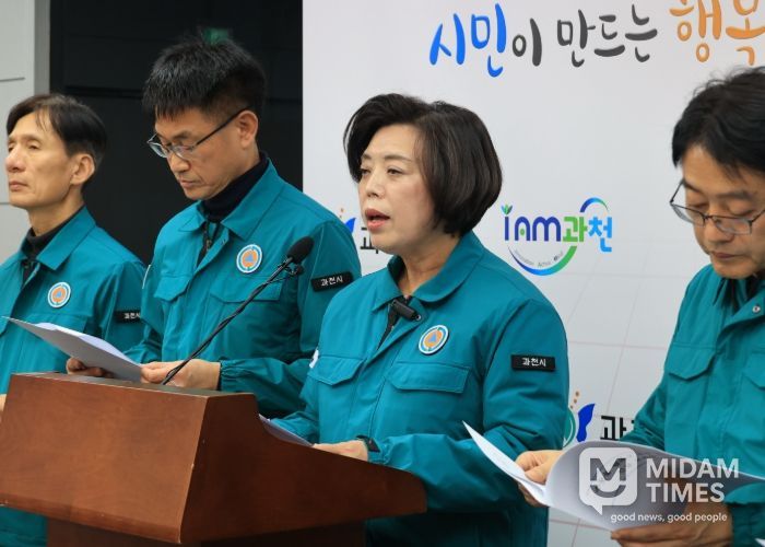과천시, 수돗물 깔다구 유충 관련 비상대응 체계 가동 (신계용 과천시장이 긴급 브리핑을 하고 있다)