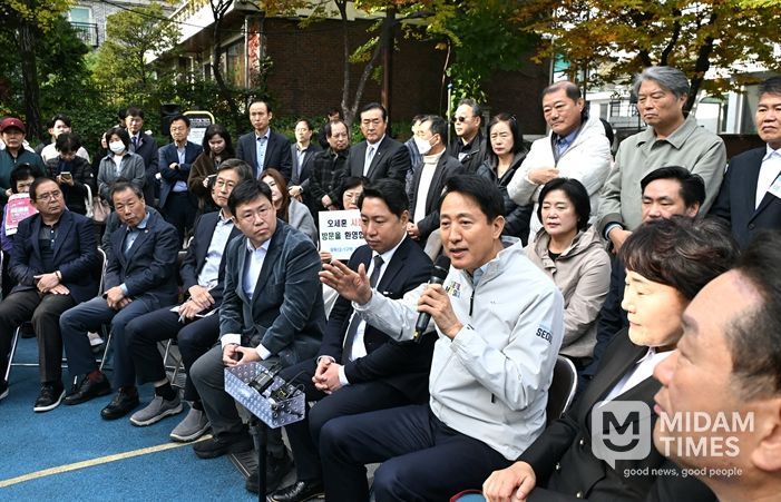 오세훈 서울시장이 6일 오전 성북구 장위13구역 재정비촉진사업 현장을 방문해 주민들과 간담회하고 있다.