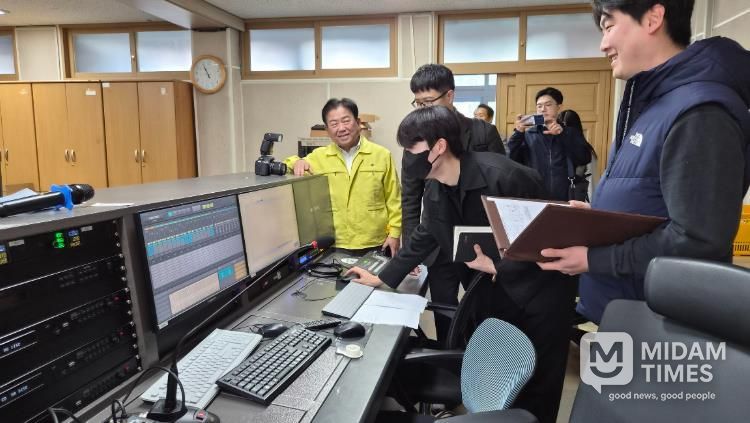 광주시교육청이 6일 광주고등학교에서 교육부, 한국교육시설안전원과 함께 수능시험장 방송시설을 점검하고 있다.