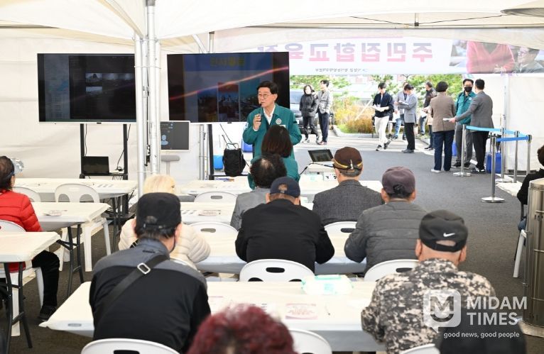 정종복 기장군수가 방사능방재 훈련에서 참여 주민들에게 훈련 내용을 설명하고 있다
