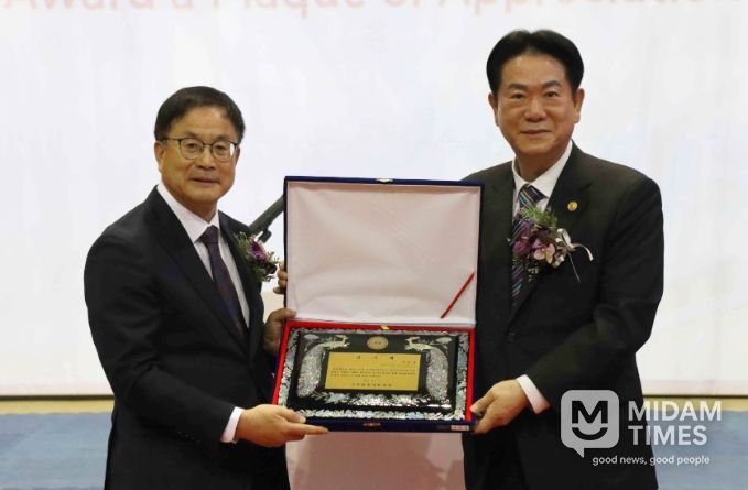 윤웅석 국기원장이 이동섭 전 국기원장에게 감사패를 전달하고 기념촬영을 하고 있다.